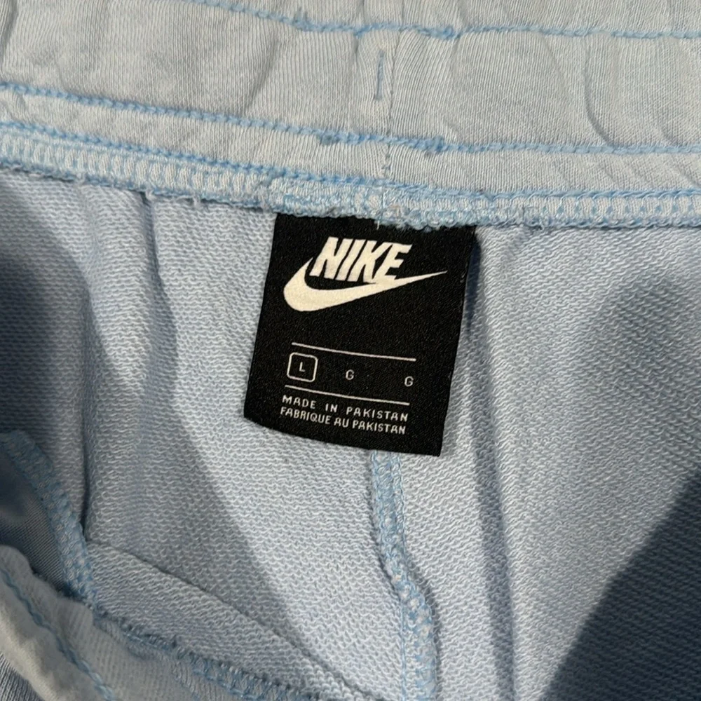 Nike Large Blue Shorts With Pockets - Picture 2 of 3